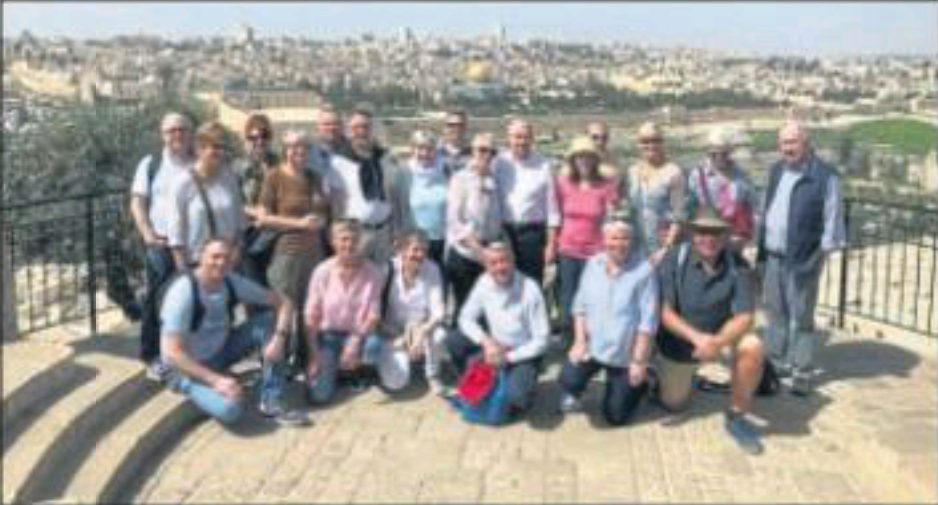 Reisegruppe auf einer Aussichtsterrasse über Jerusalem
