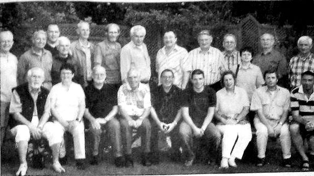 Großes Gruppenfoto der Clubmitglieder im Garten